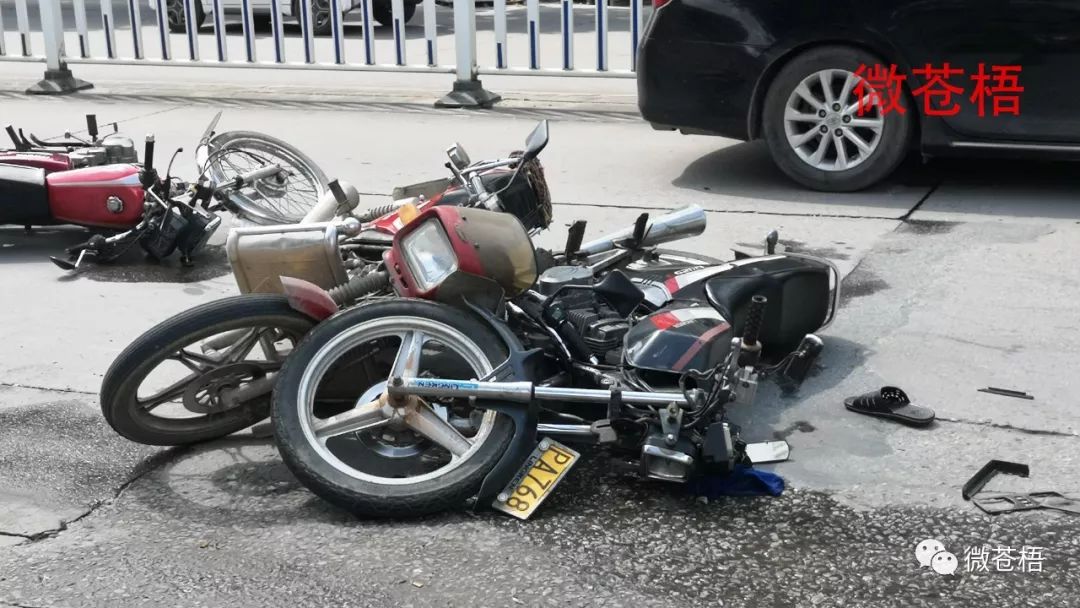 事发梧州龙圩,三部摩托车相撞,其中两部玩起了"叠罗汉".