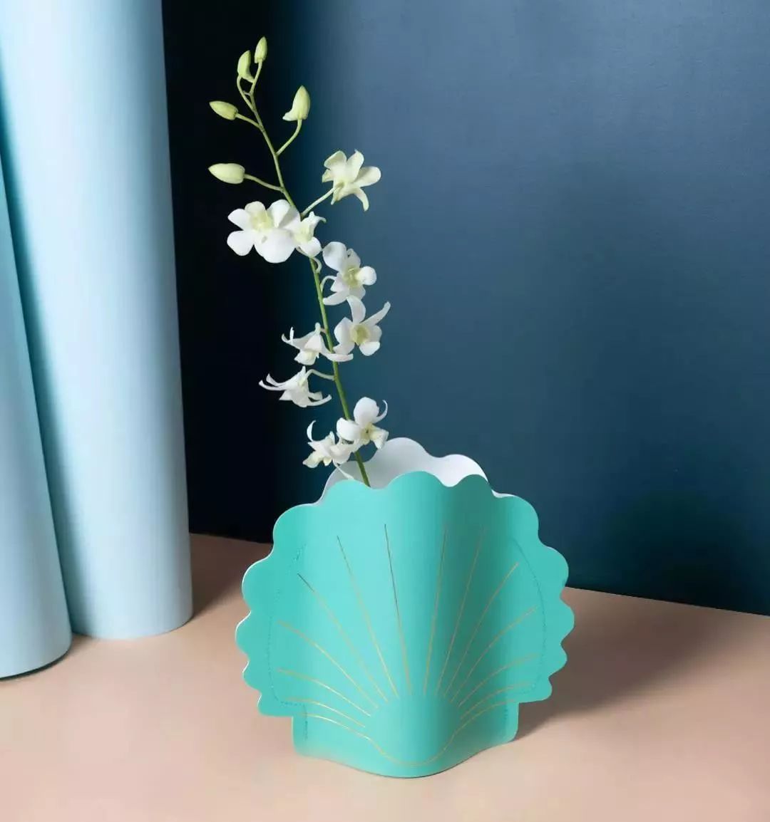 bingo合作推出过"火山"系列纸质花瓶从意大利火山中汲取灵感