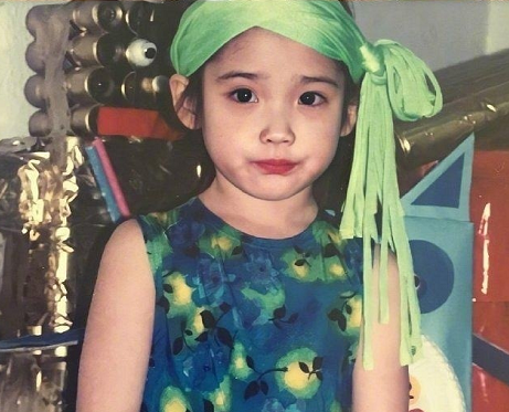 iu童年照流出肤白貌美都是骗人的小时候才是真正的大美人