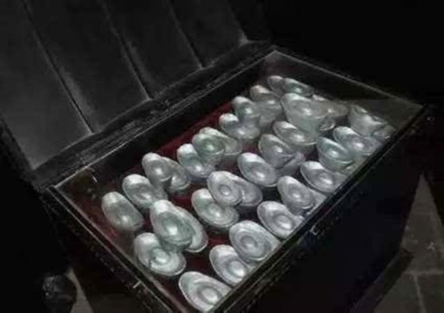 库兵会通过肛门将银子塞入体内,在塞入的时候,还会用猪脂肪包裹银子