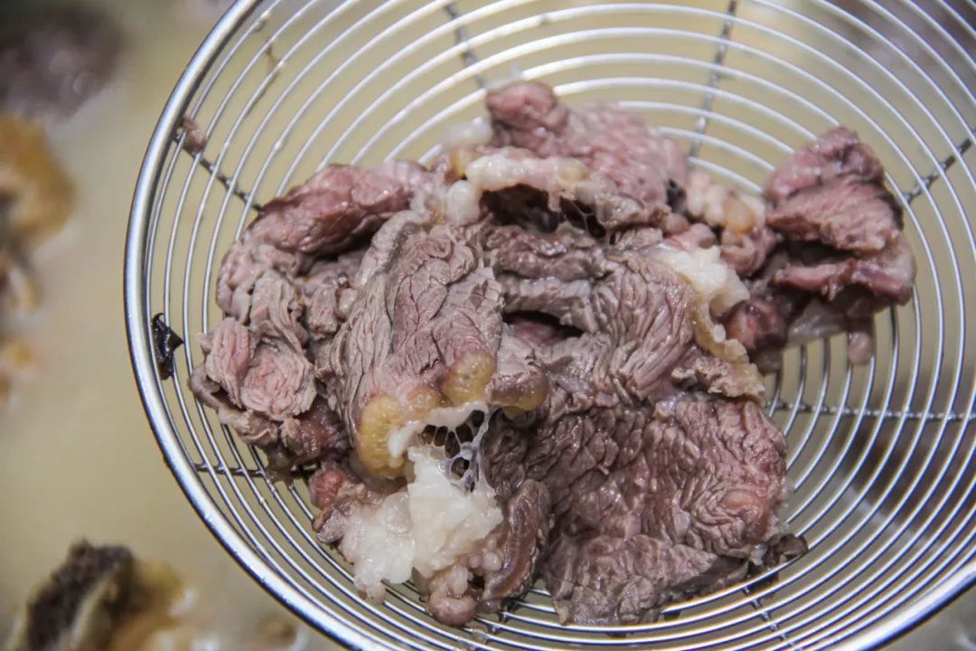 师傅切肉都心中有数,不同的肉切的大小,厚度和纹理方向都是不一样的