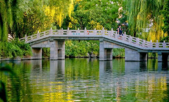 曾堤萦水忆曾巩济南山水的旷世知音