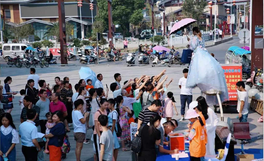 ▲现场活动图万载人居新篇章,自此全新开启万载碧桂园城市展厅荣耀