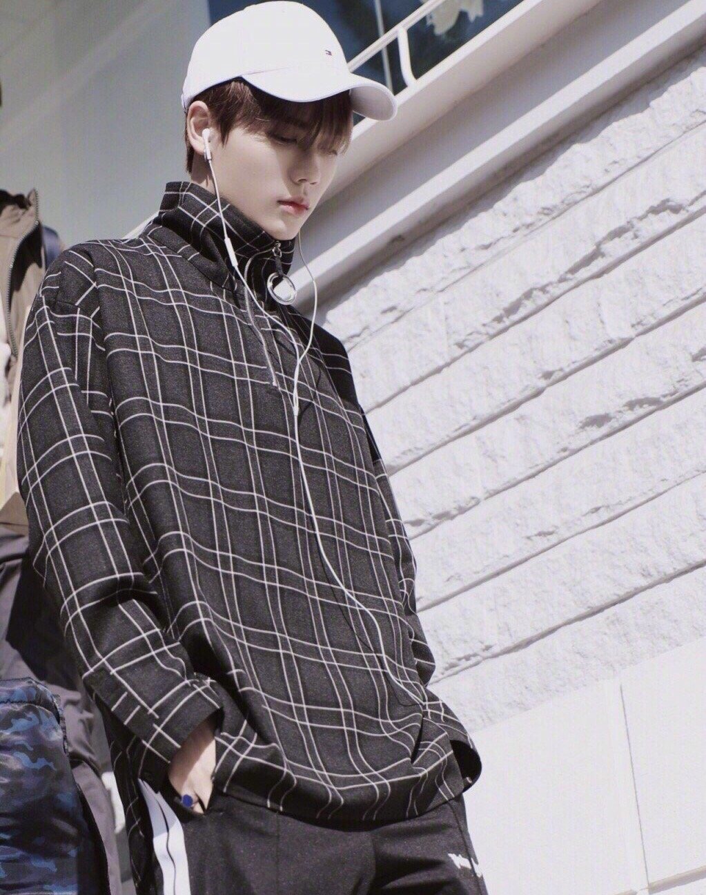 谁说格子衫是it男标配王一博肖战花式演绎潮男穿搭格子也时尚