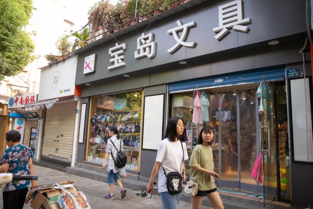 果然,打着文具店名字卖玩具的老板都不太"正经",这一橱窗的玩具,哪个