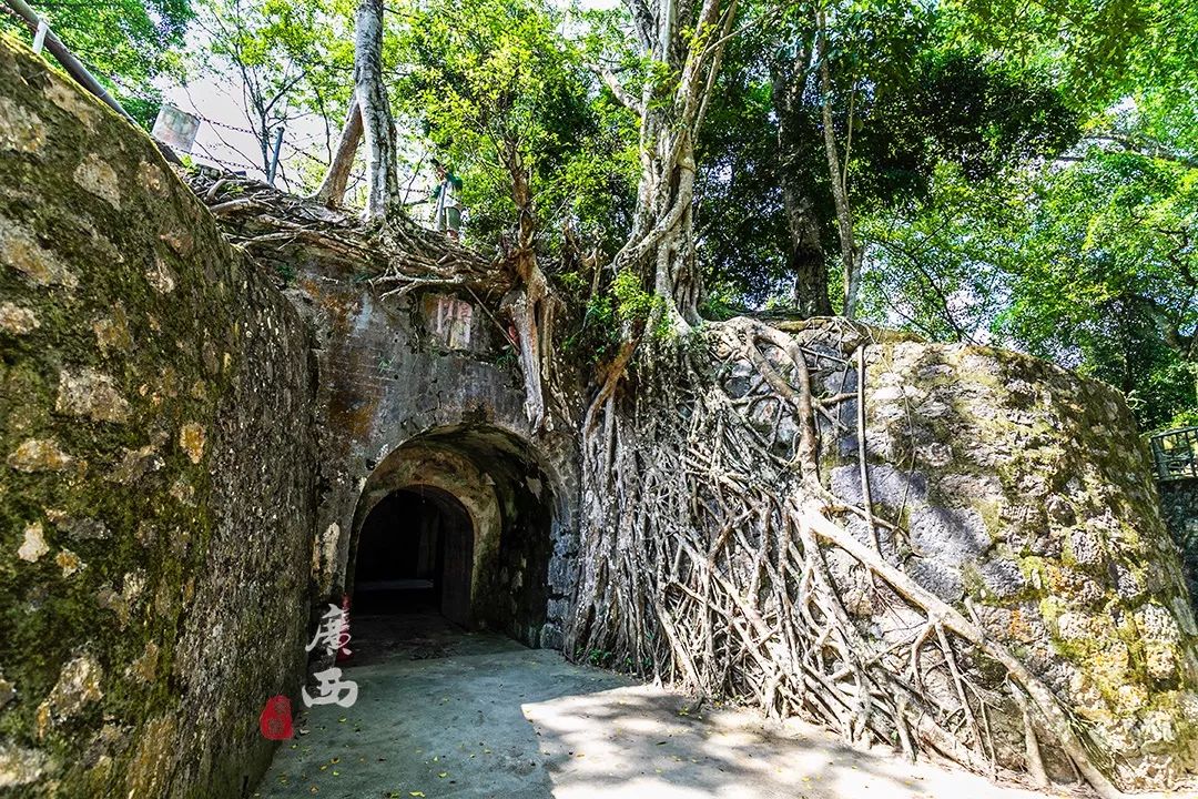 它位于广西壮族自治区凭祥市的西南端,北倚金鸡山,东连大青山,都是