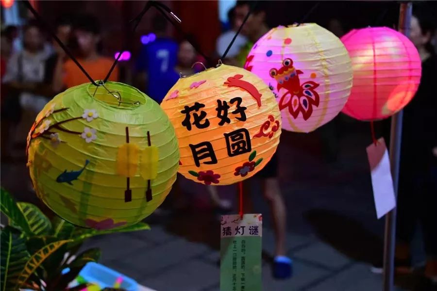 "这几年忻城都开展中秋供月活动,年年我都带孩子来赏花灯,看表演,不过