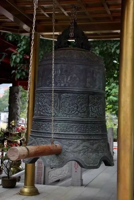 进入寺庙如何烧香拜佛?_菩萨