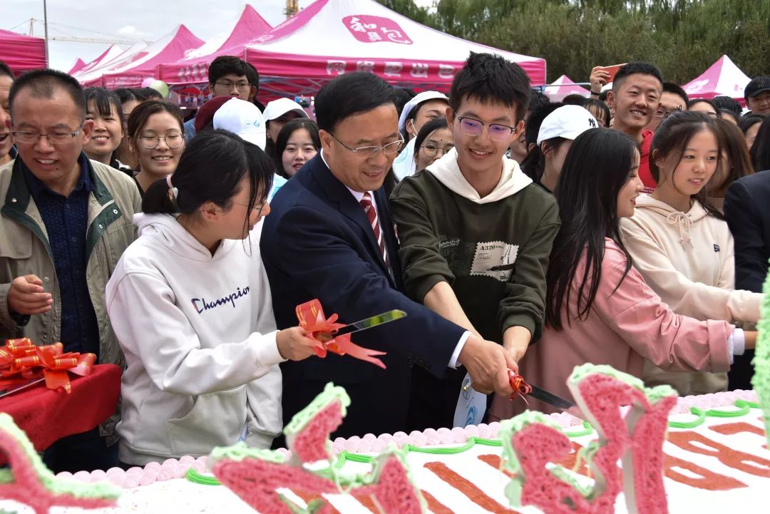 青春献礼迎校庆兰大学子文化节师生共享超大校庆定制蛋糕