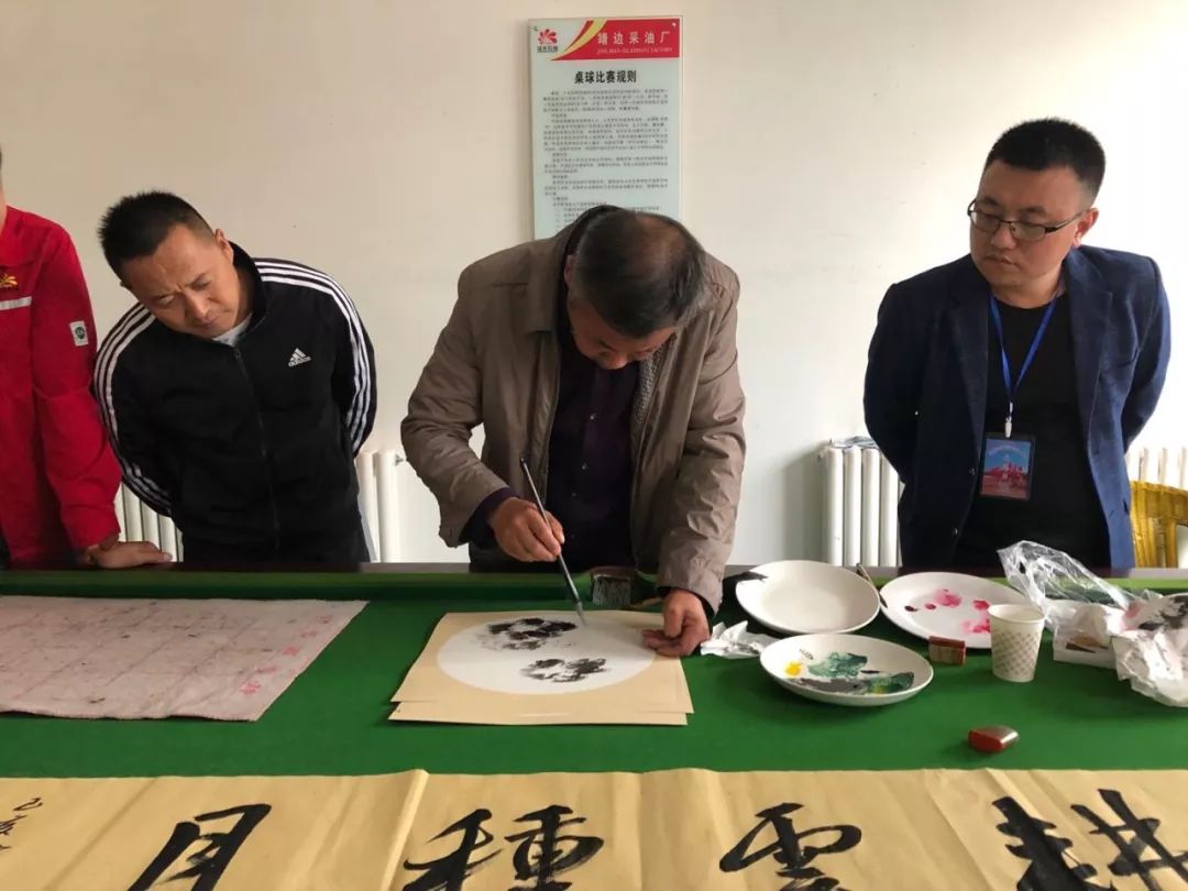 (王玉成老师现场绘画)采风团人员也谈了自己的感受,活动在友好而热烈