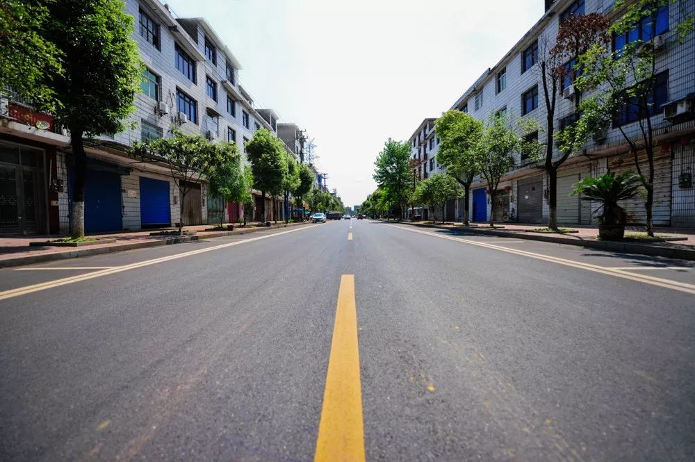 活力十足的"红马甲",畅通无阻的交通,规范井然的秩序,干净整洁的街道