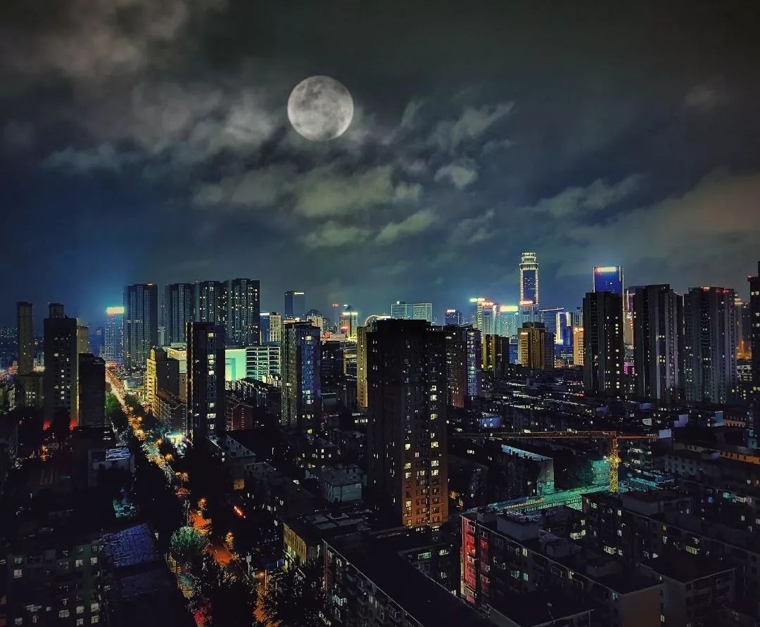 晒华为拍的月亮vs晒iphone 11订单,朋友圈两拨人谁赢了?