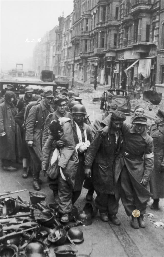 照片拍摄于1945年5月柏林战役期间,战败被俘的德军部队士兵,当时柏林