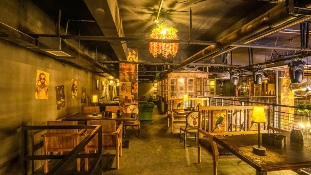 走中秋带你回到上世纪90年代的时空里大杯畅饮