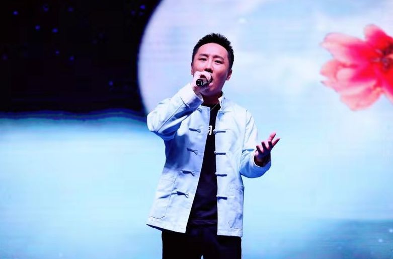 988故事广播主播小帅城市的每个角落里都有着动人的声音,这些声音