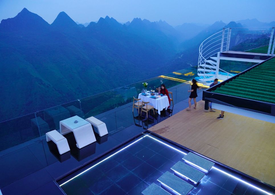 贵州新开业的云端民宿,海拔1200米,竟还敢在悬崖上建无边泳池