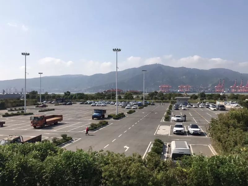 连岛停车场:车辆正在驶入.