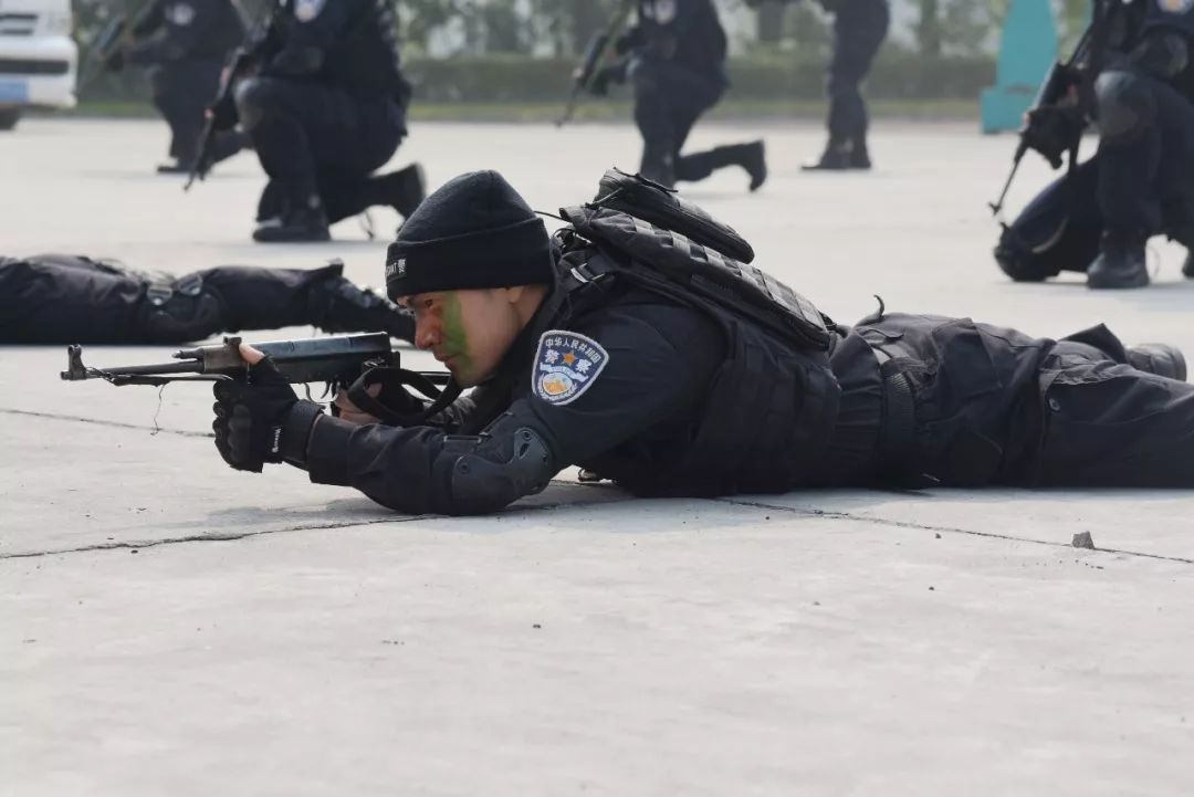 紧接着进行的是不同姿势下持枪射击,要求特警队员根据现场环境灵活