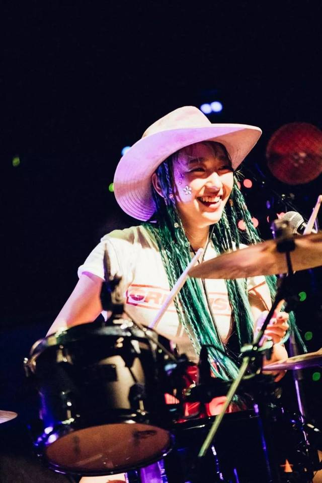 公演现场派发香蕉真是个画风清奇的女rapper