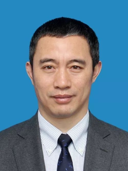 朱迈进,1970年10月出生,49岁,大连海事大学管理学硕士,高级船长,朱