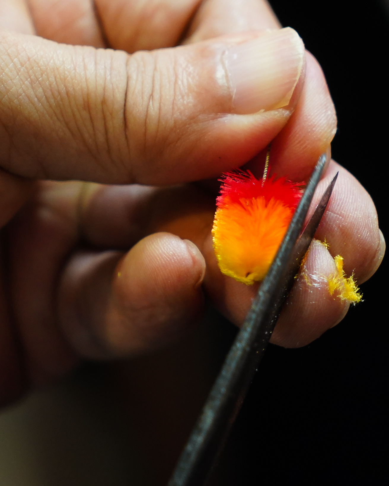 在南京市非物质文化遗产馆内的工作室,赵树宪在制作仿点翠绒花饰品(9