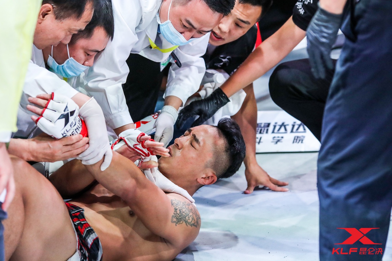 昆仑决十大受伤拳王闫西波昨夜遭恶意攻击胳膊折断紧急送医