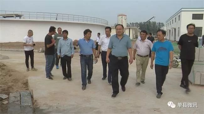 单县县委副书记,县长张庆国到第三污水处理厂调度工程建设情况