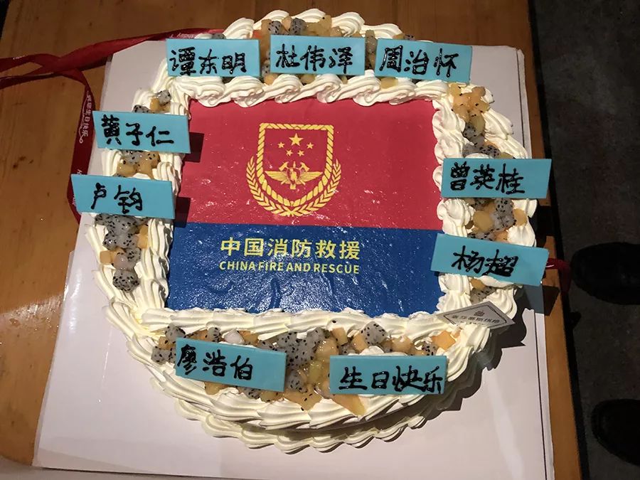 组织开展中秋烧烤活动及第三季度生日晚会,队员们吃着生日蛋糕,一起