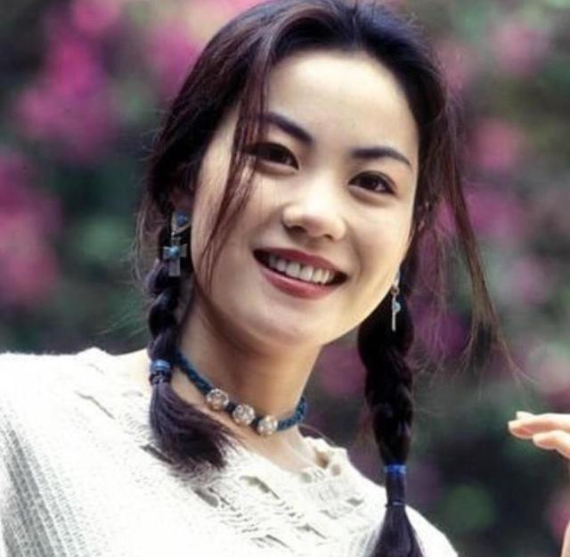 她佩戴的蓝色珠宝加上双马尾辫子以及蓝色的项圈,很有年代感,仿佛又