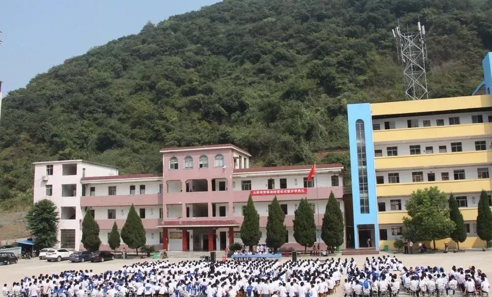 彭泽火炬中学举行20192020学年新生军训结营仪式暨开学典礼