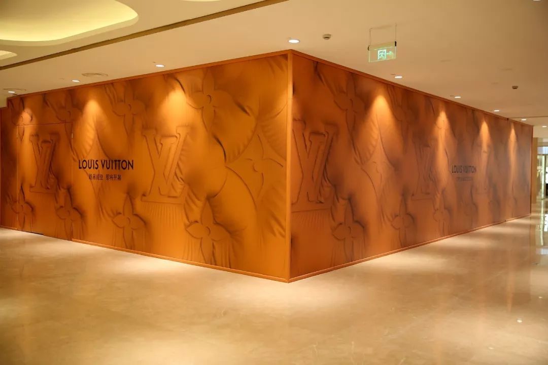 而且深度君已经帮大家去现场打探过了,布满品牌logo的橙黄色围挡非常