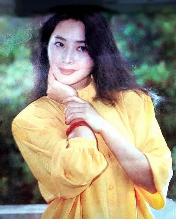 今天,要说的女演员是万琼,在小编非常喜欢的一部农村题材电影《哑姑》