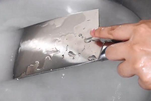 我们可以用洗完米后的淘米水来清洗菜刀,淘米水是天然的清洗剂,而且无