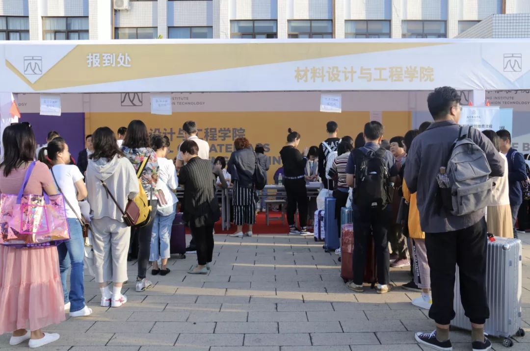 高度重视,各职能部门与北校区通力合作,在各学院迎新志愿者们的引导下