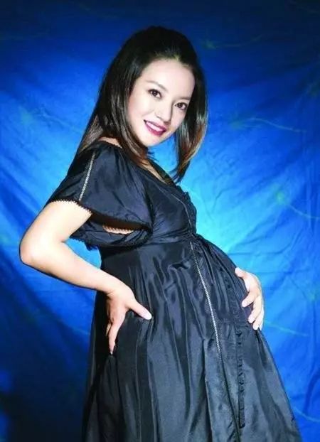 生活中的霍思燕还是蛮青睐白色孕妇装,相比上一套,小表妹觉得这件