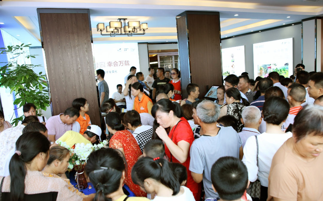 ▲现场活动图万载碧桂园城市展厅荣耀开启是世界500强碧桂园与万载的