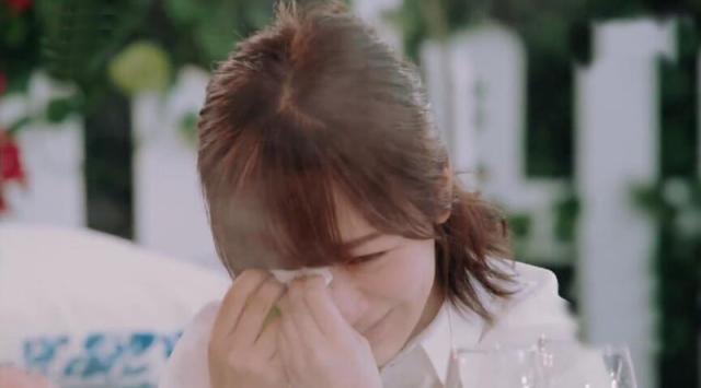 王俊凯泪别中餐厅剧组杨紫不舍离别哭成泪人