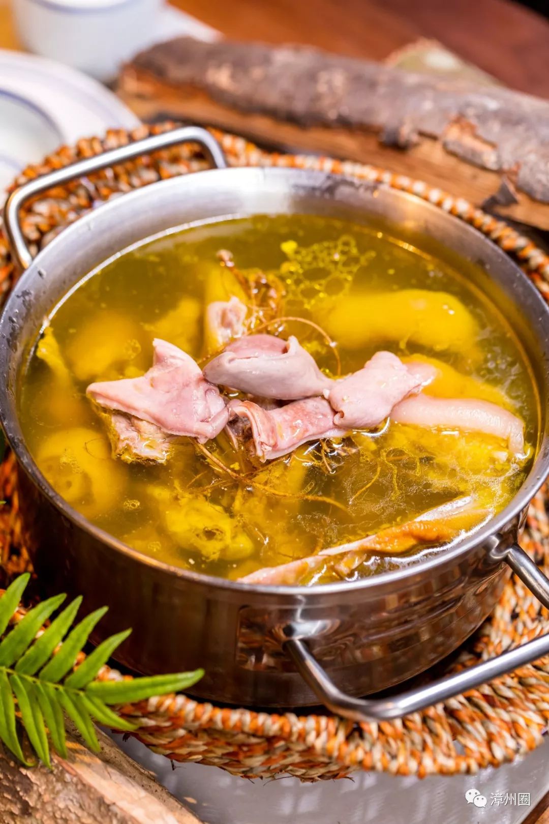 随便一勺舀起都是满满的好料,各种食材相辅相成,精心熬制的这锅汤,真