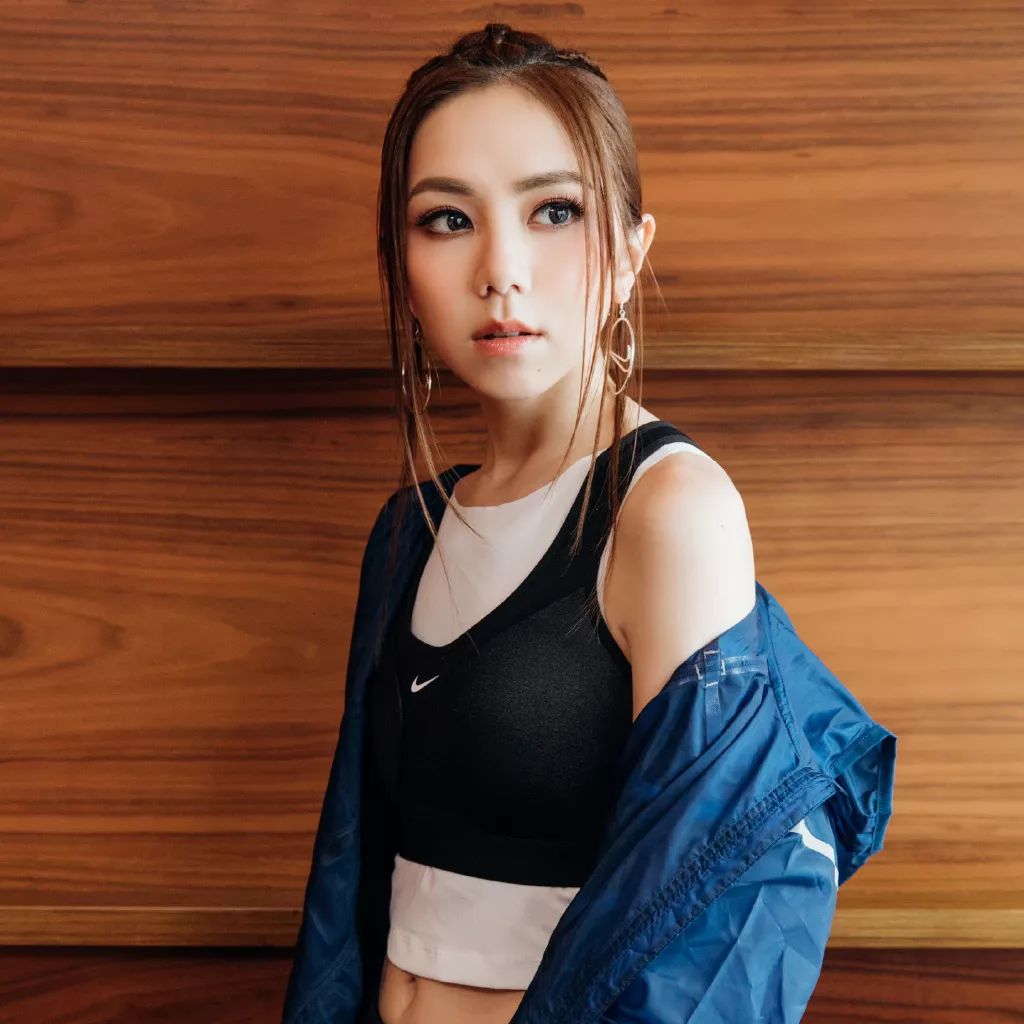 脱下皮裤的邓紫棋竟秒变时尚达人用率性穿搭演绎精彩人生