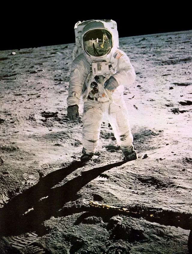 登上月球的照片图片