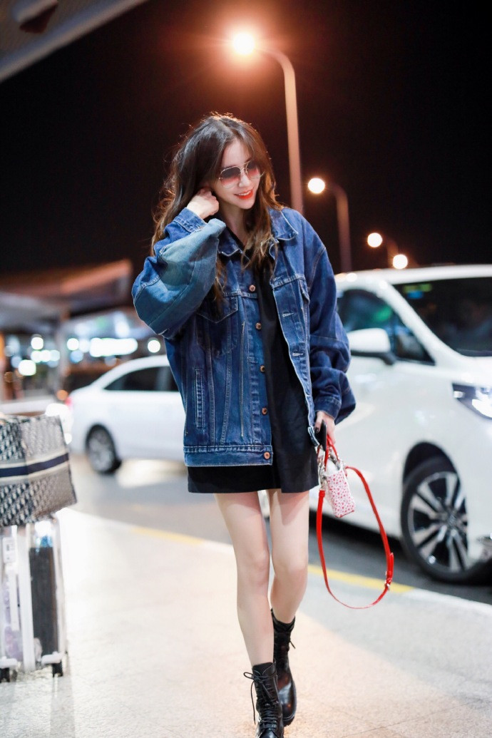 angelababy中秋机场秀,牛仔马丁靴30岁美回20岁,穿短裙腿型真美