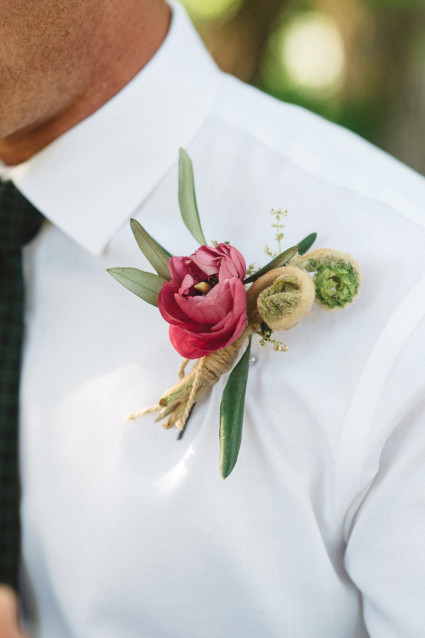 粉色不是女人专属,男人佩戴粉色的胸花更加柔和浪漫,粉色也象征着甜蜜