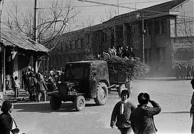 湖州长兴解放路旧照片(来源:长兴县档案局)如今的长兴解放路,已然是