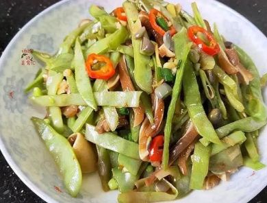 蒜粒6个,红菜椒1个,香葱2根,猪耳朵200克【第一步】:红扁豆撕去红色的