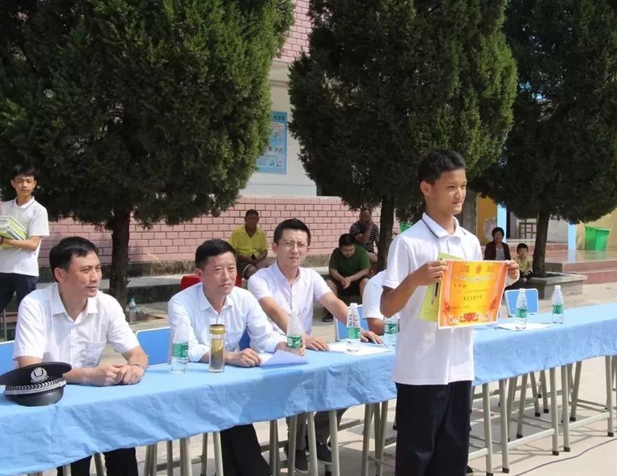 彭泽火炬中学举行20192020学年新生军训结营仪式暨开学典礼