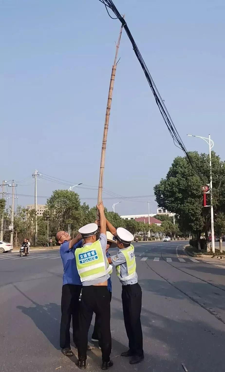 安福一路口发生车祸,交警居然用竹竿