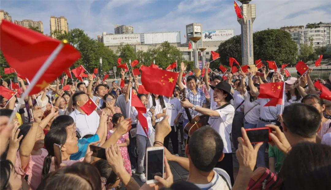 广安籍歌手季秋洋领衔思源广场数百人齐唱我和我的祖国