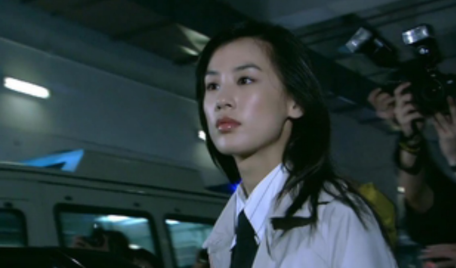 之后,黄圣依出演《猛龙》,在这部剧里的她是一位十分彪悍的女强人