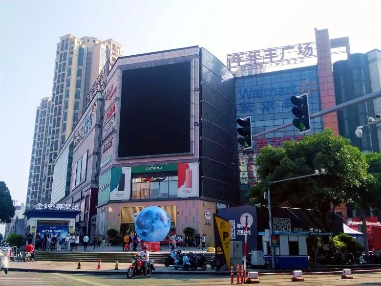 年年丰广场节目也不少,晚上有大月饼吃看来钦州人今晚打卡的地方都在