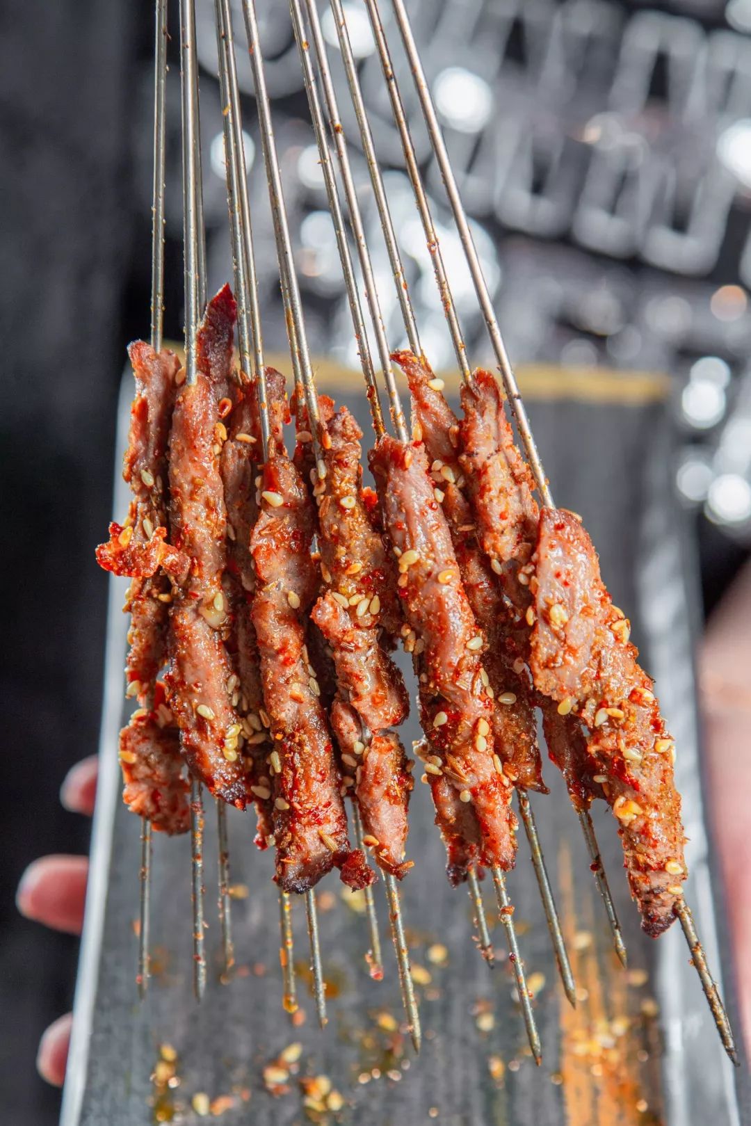 牛肉串八分熟外层被酱汁均匀的包裹着,内里的肉汁满溢,拿起一串一撸